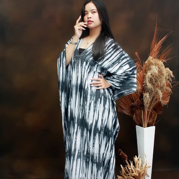 0123/ Black and White Long Kaftan - Picture 7 of 11